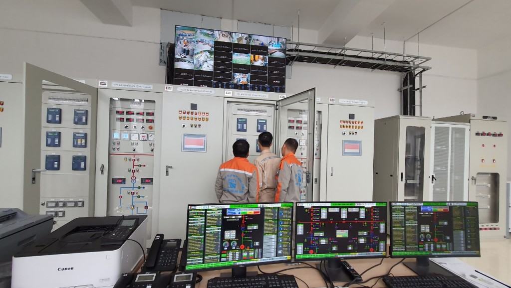 Kỹ sư ETRC hướng dẫn nhân viên vận hành thiết bị sau đóng điện